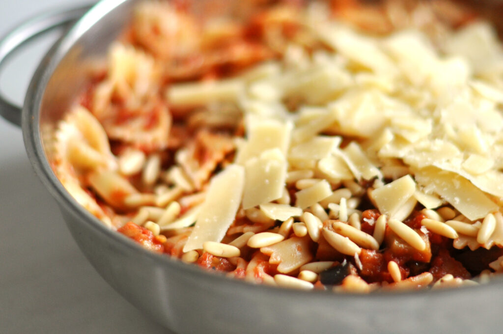 Pasta mit Aubergine, Sultaninen und Pinienkernen