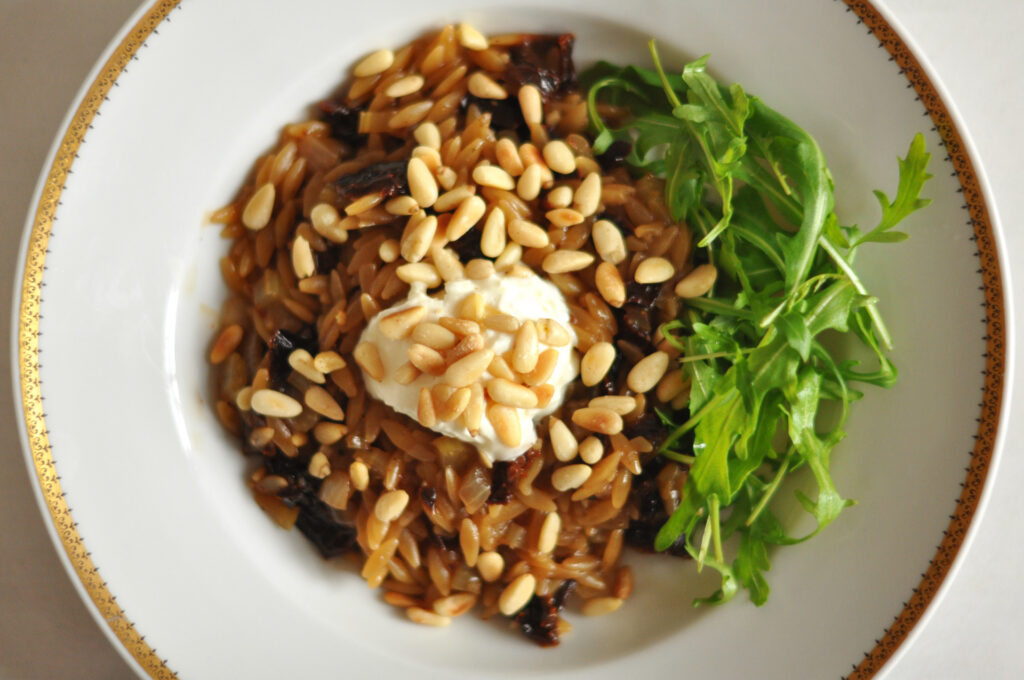 Pastasotto mit getrockneten Tomaten, Mascarpone und Pinienkernen