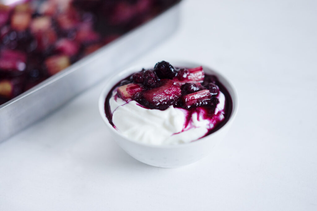Rhabarber-Heidelbeer-Kompott aus dem Ofen mit Vanillequark