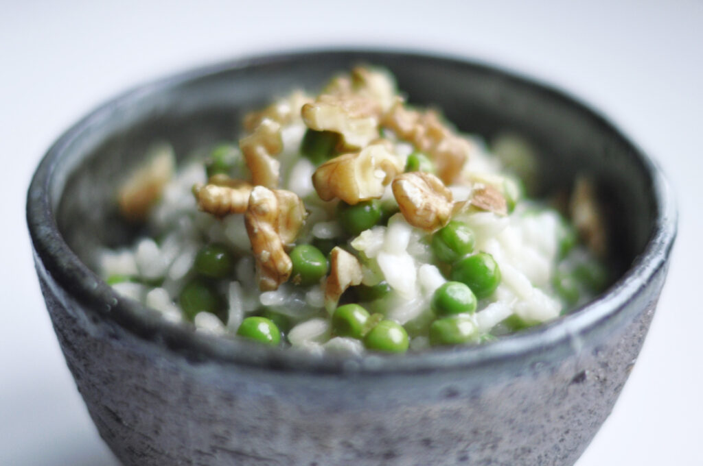 Risotto mit Gorgonzola, Erbsen und Walnüssen