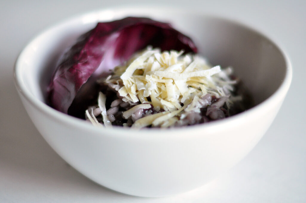 Risotto mit Radicchio, Rotwein und Schinkenwürfeln