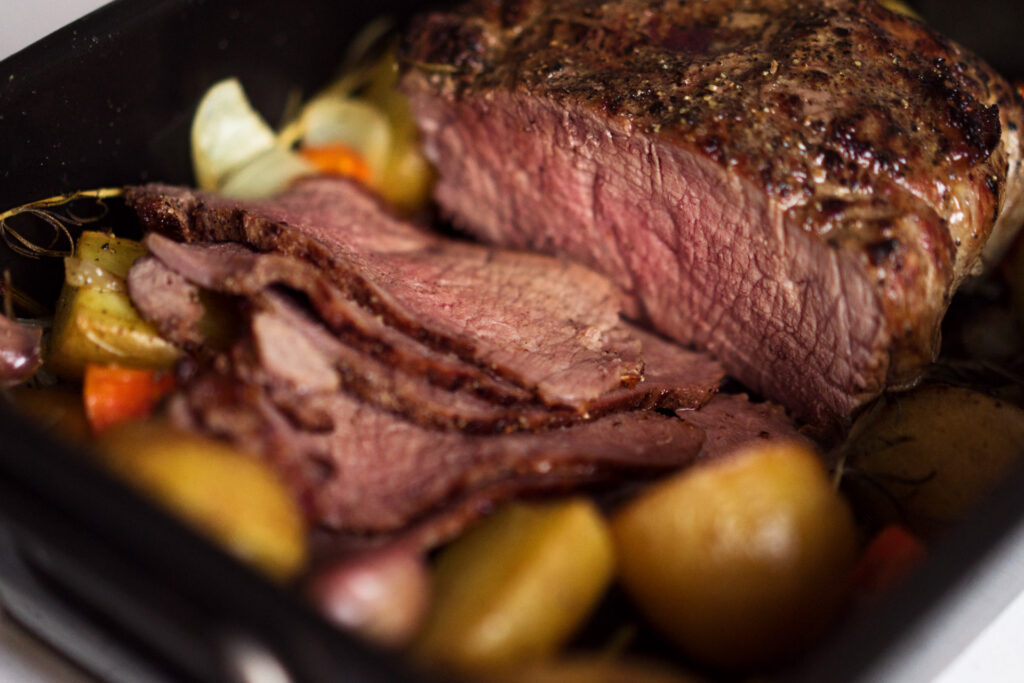 Roastbeef mit Knoblauch und Rosmarin auf Ofengemüse