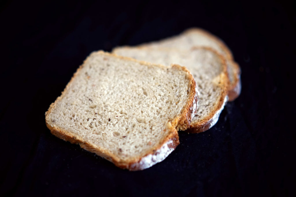 Sandwichbrot mit Roggenmehl, Kümmel und Gewürzgurken