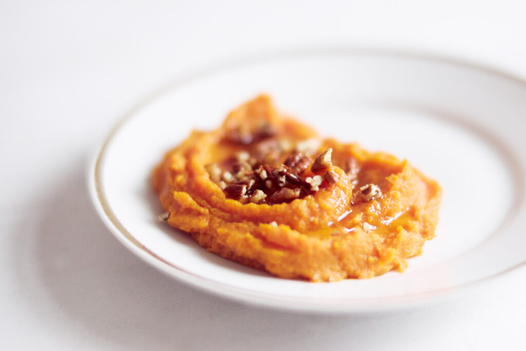 Süßkartoffelpüree mit gebräunter Butter, Ahornsirup und Pekannüssen