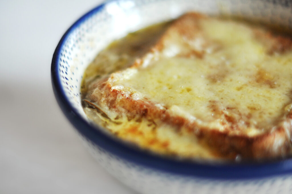 Überbackene Zwiebelsuppe mit roten und gelben Zwiebeln und Lauch