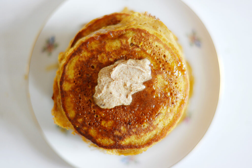 Vollkorn-Pancakes mit Kürbis und Zimtbutter