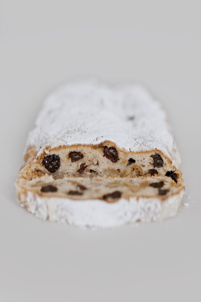 Advent- Sauerteig-Stollen mit Weinbeeren, Feigen und Mandeln