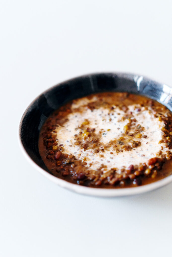 Dal Makhani mit Linsen, Bohnen, Tomaten und vielen Gewürzen