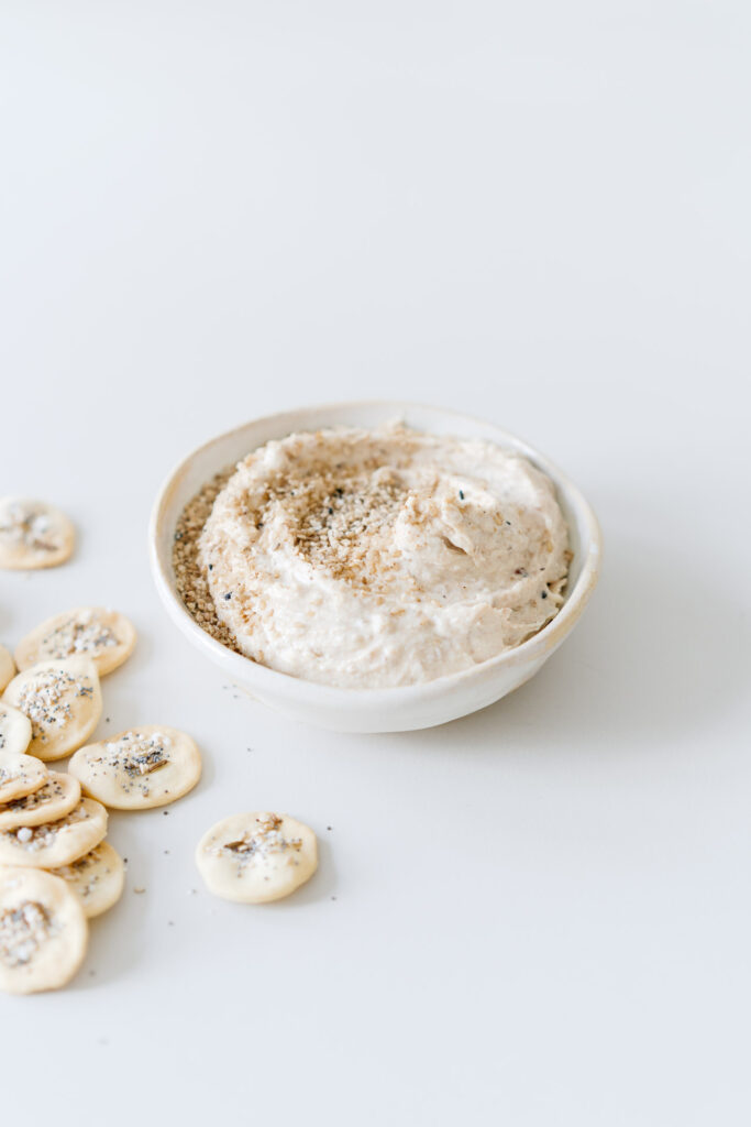 Dattel-Feta-Dip mit Joghurt, Tahin und Sesam