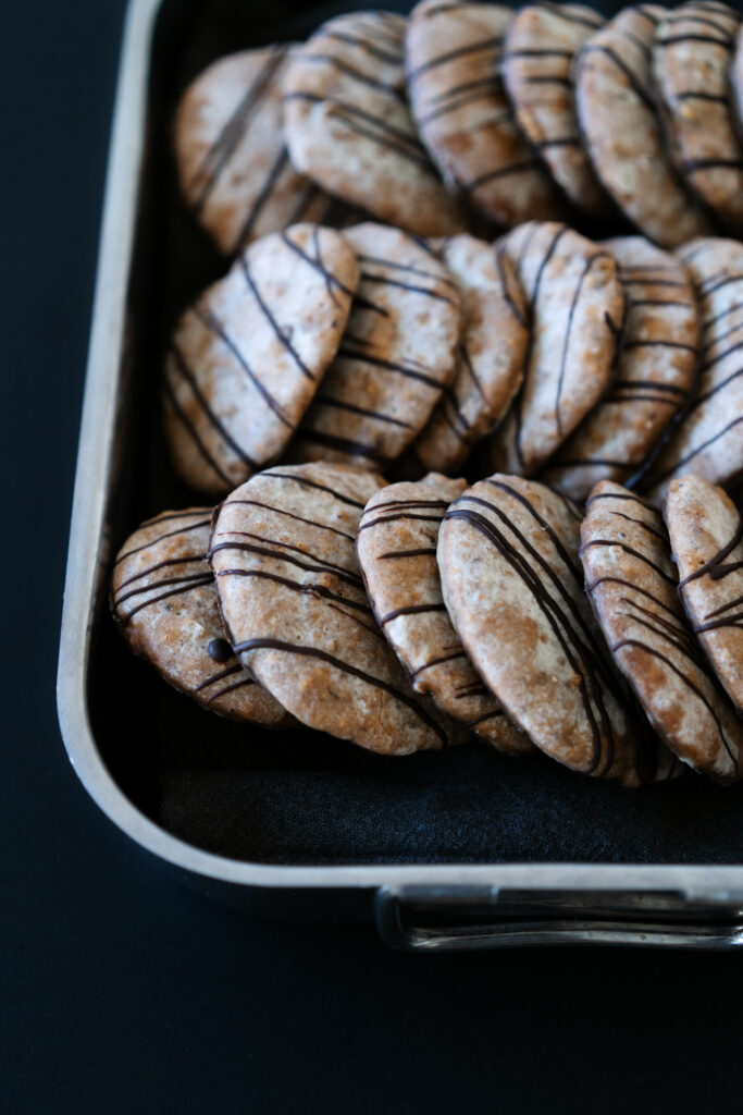 Elisenlebkuchen mit Marzipan, Datteln und Ingwer