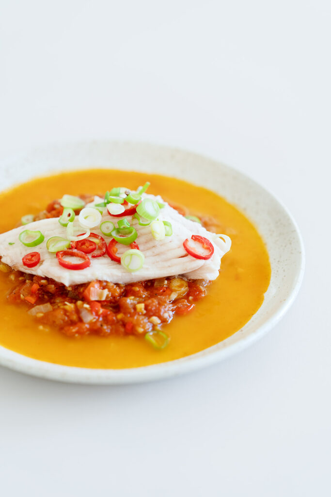 Ganzer Saibling aus dem Ofen mit Tomaten-Ingwer-Sauce