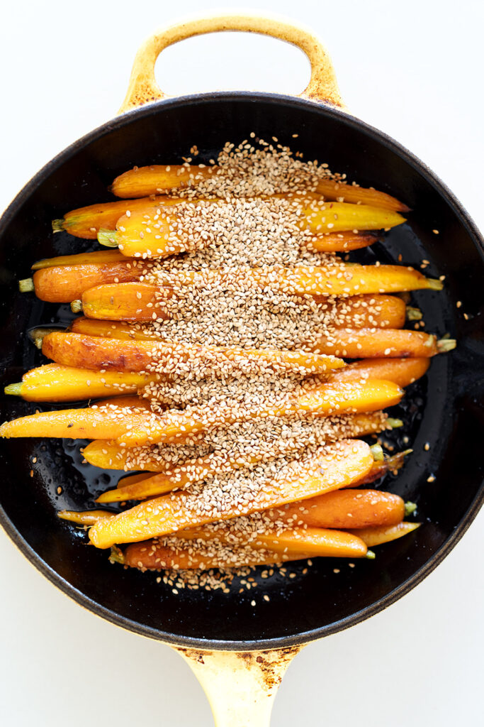 Gebratene Möhren mit Safran und Sesam