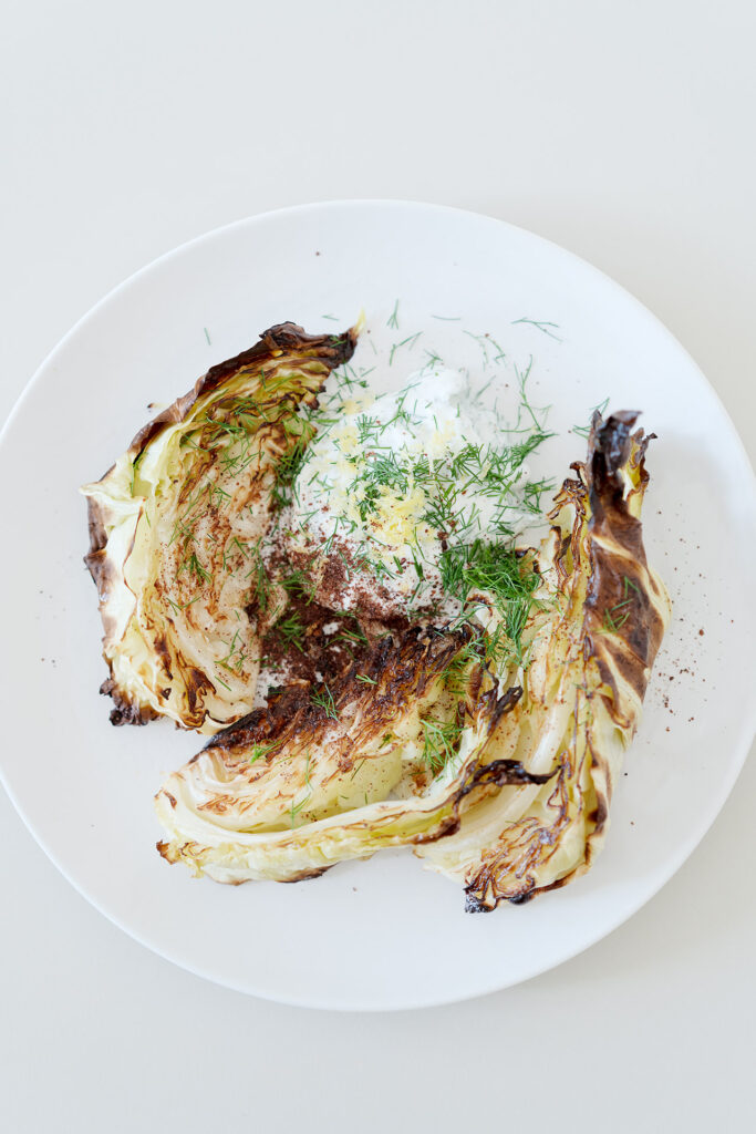 Gerösteter Spitzkohl mit zitronigem Joghurt, Dill und Sumach