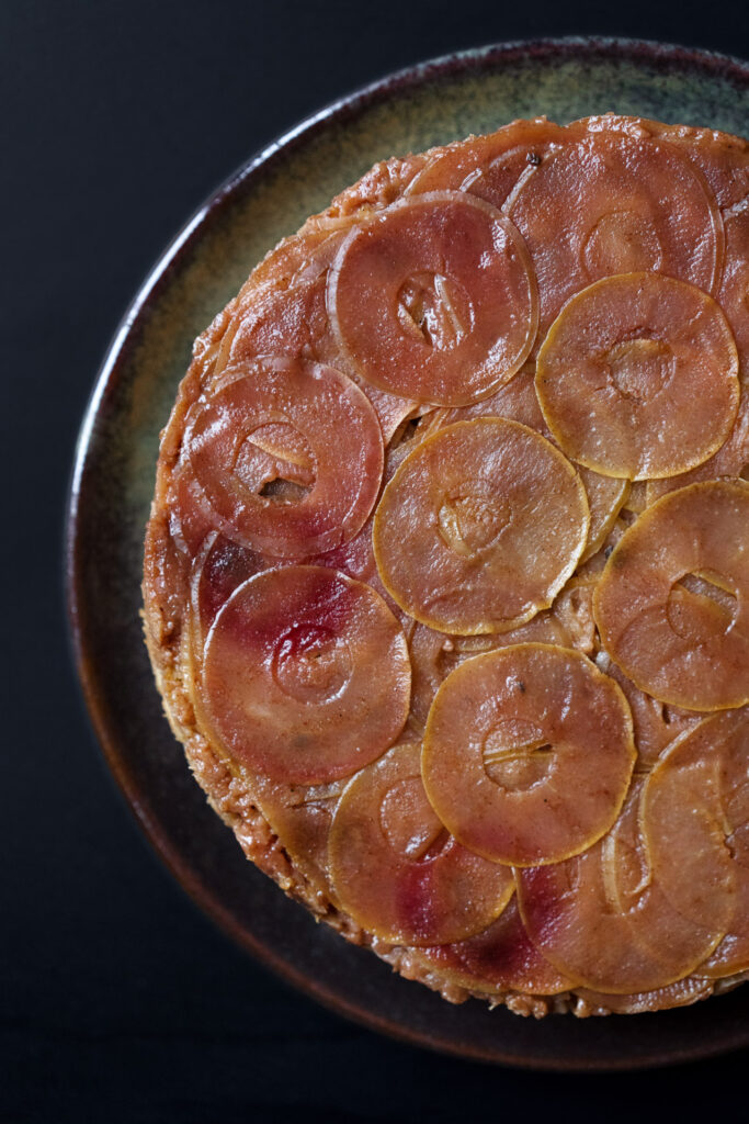 Gestürzter karamellisierter Apfelkuchen mit Zimt und Muskat