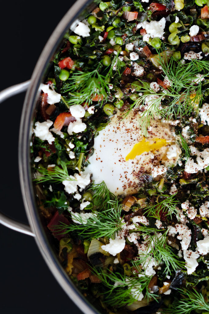 Grünes Shakshuka mit Grünkohl, Mangold, Erbsen, Feta und Dill
