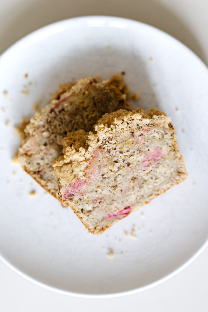 Haselnusskuchen mit geröstetem Rhabarber und Zimtstreuseln