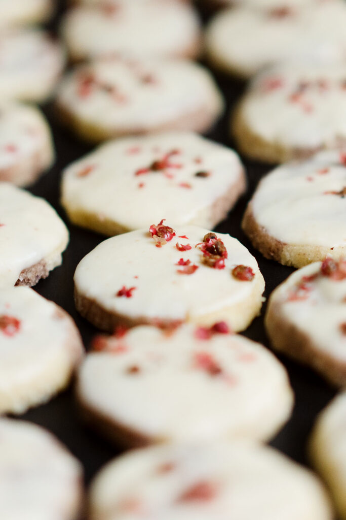 Himbeere-Vanille-Sablés mit weißer Schokolade und Pfefferbeeren