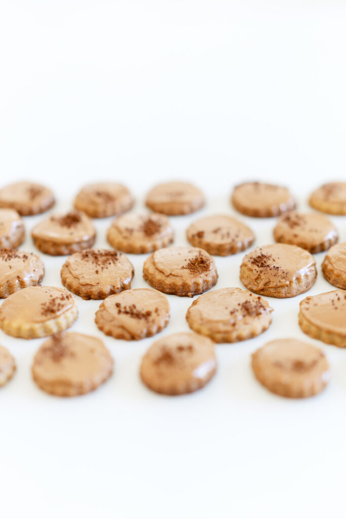 Kaffeeplätzchen mit Ahornsirup und karamellisierter weißer Schokolade