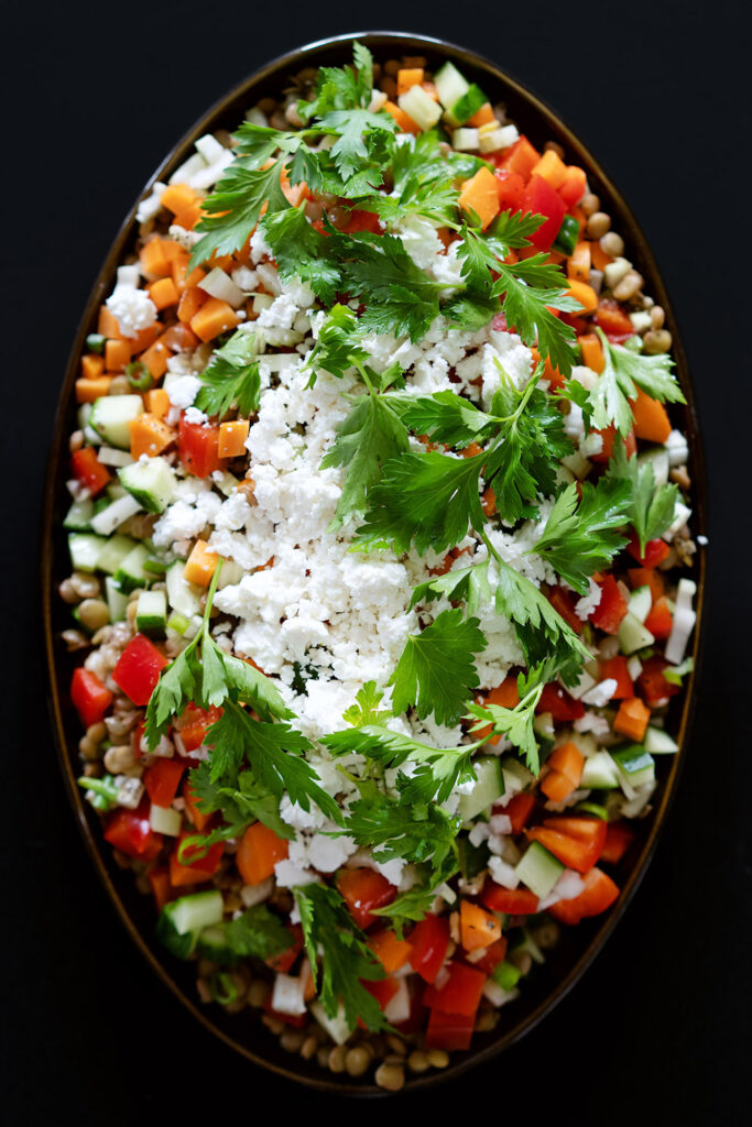 Linsensalat mit viel Gemüse, Petersilie und Feta