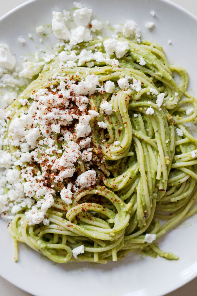 Nudeln mit Avocado-Pistazien-Pesto und Feta