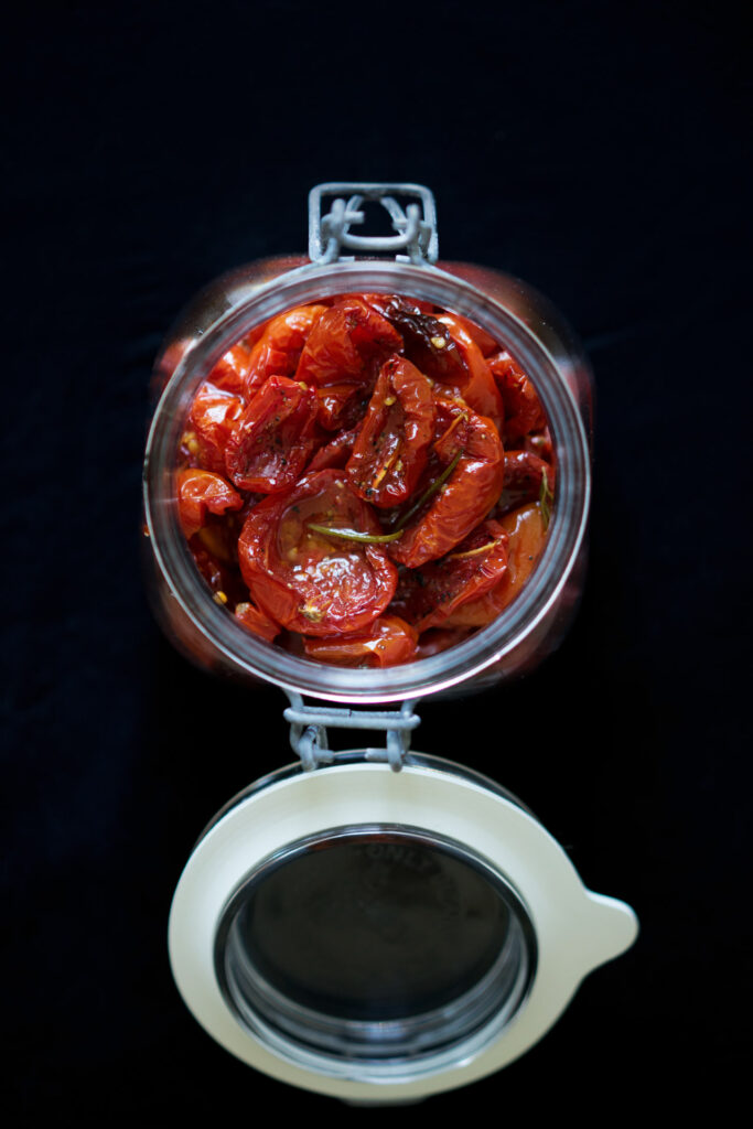 Ofengetrocknete Tomaten mit Knoblauchöl und Rosmarin