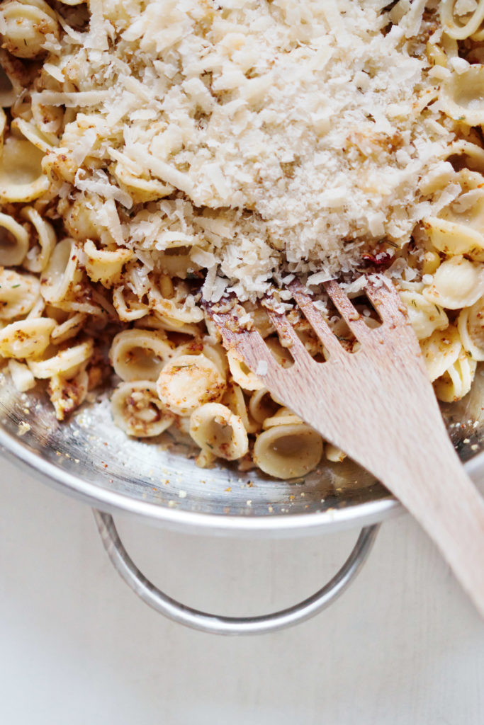 Pasta mit geröstetem Blumenkohl und Pinienkernen