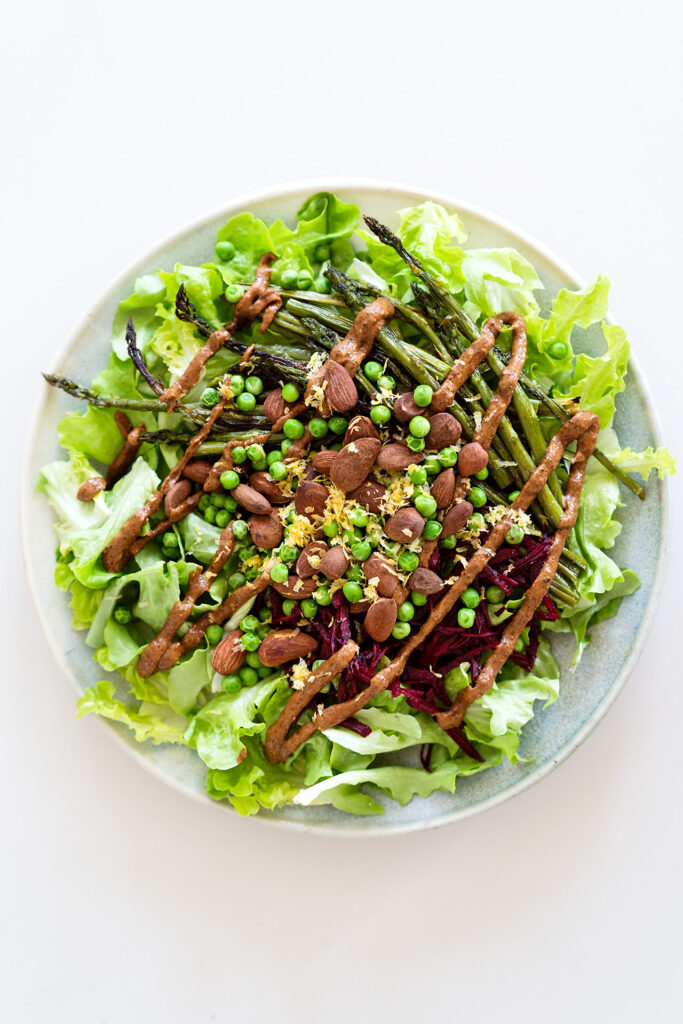Salat mit grünem Spargel, Roter Bete, Erbsen und Mandeldressing