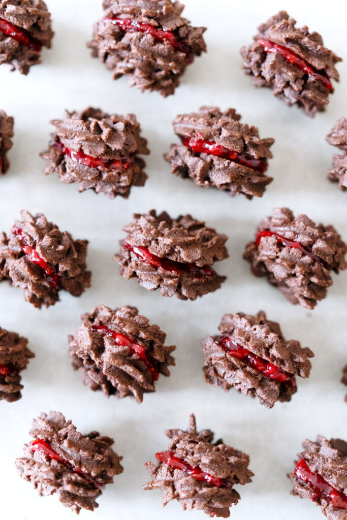 Schokoladen-Spritzgebäck mit selbstgemachter Himbeerkonfitüre