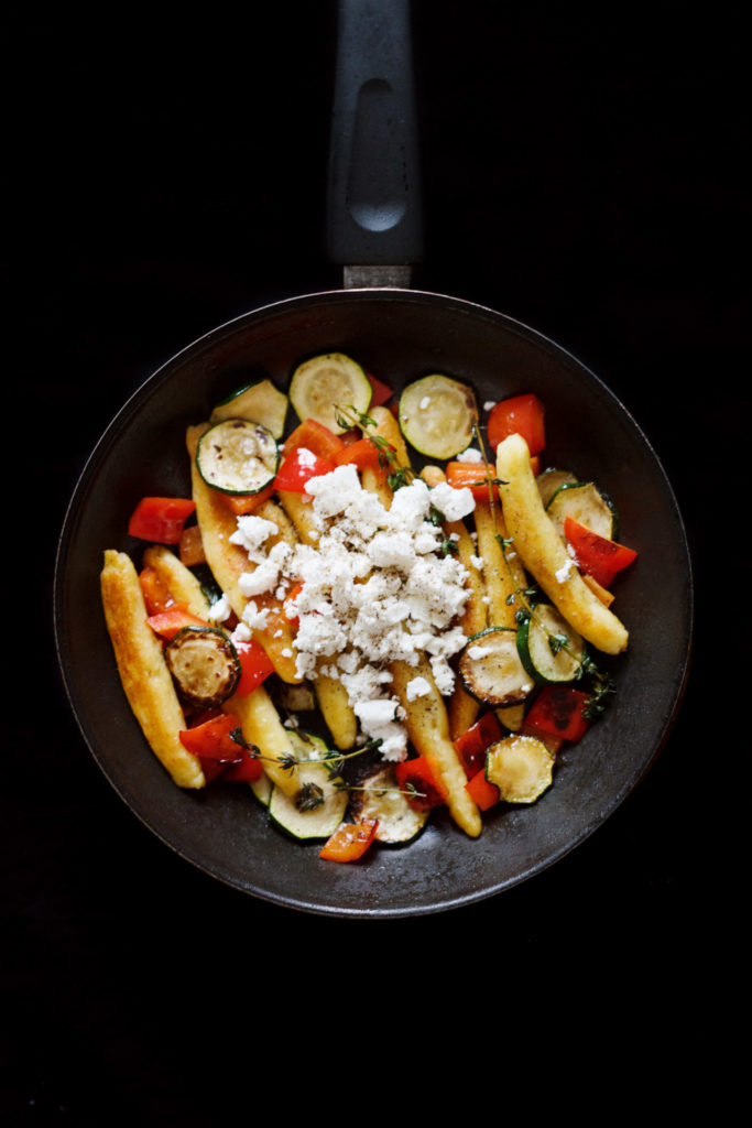 Schupfnudeln mit Paprika, Zucchini, Feta und Thymian