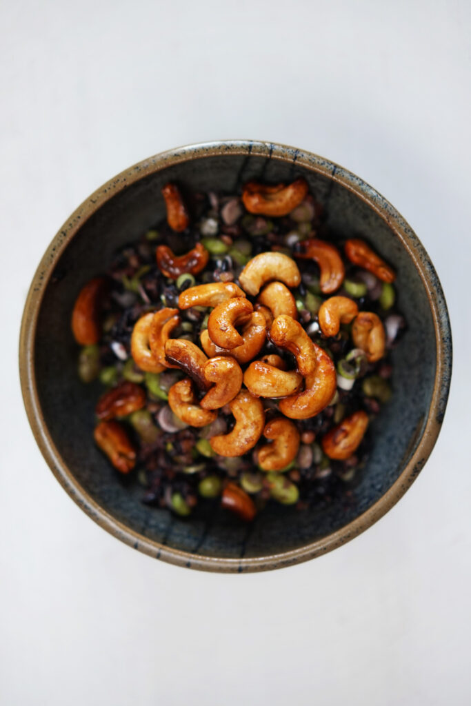 Schwarzer Reissalat mit Edamame, Linsen und gerösteten Chashews