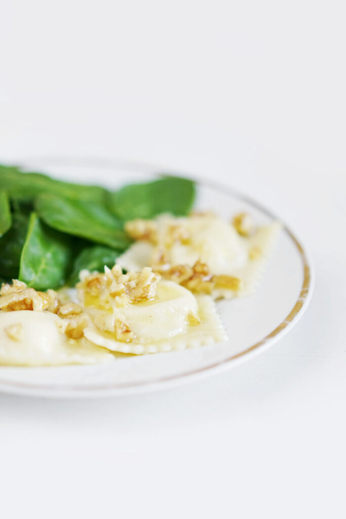 Ziegenkäse-Honig-Ravioli mit Walnussbutter