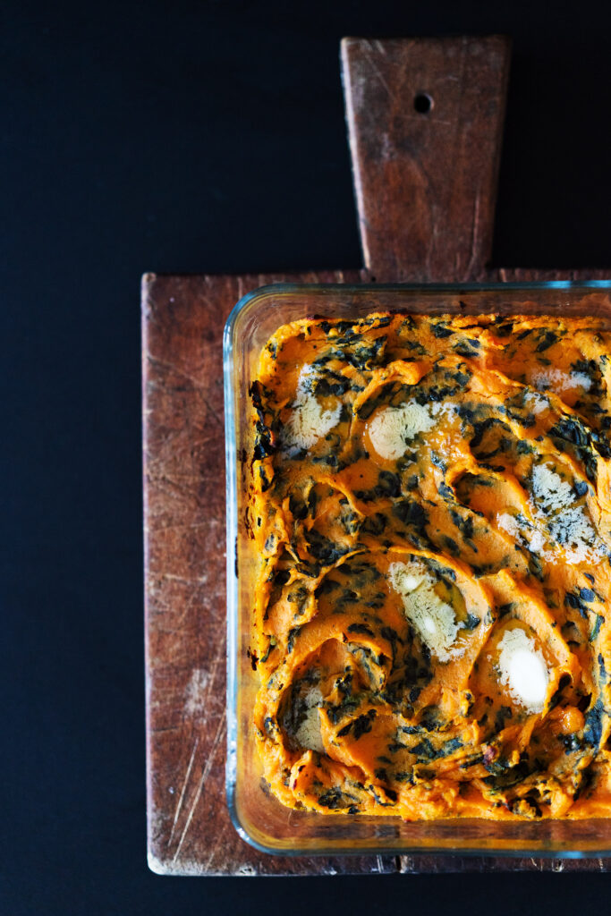 Gebackenes Süßkartoffelpüree mit Schwarzkohl