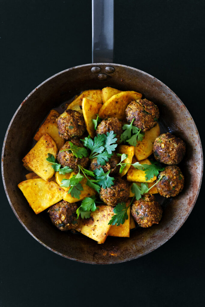 Hackbällchen aus Rindfleisch mit Knollensellerie und Kurkuma