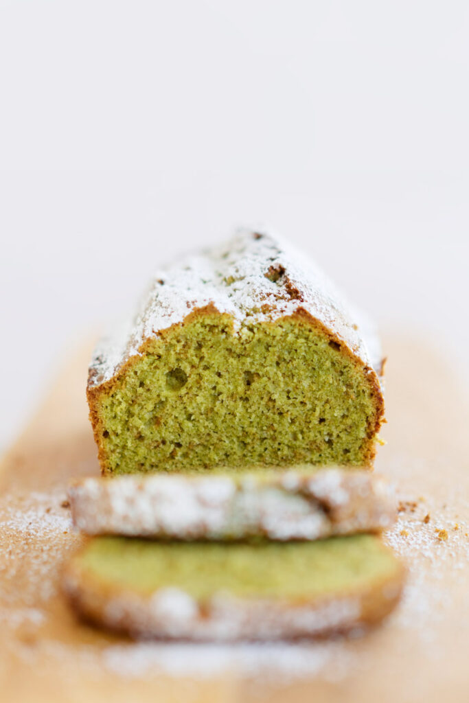 Japanischer Matcha-Kuchen mit weißer Schokolade