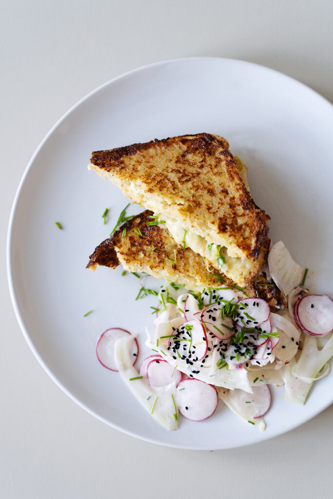 Herzhafter French-Toast mit Fenchel-Radieschen-Salat