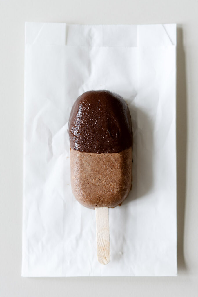 Nougat-Eis mit gerösteten Haselnüssen und Zartbitterschokolade