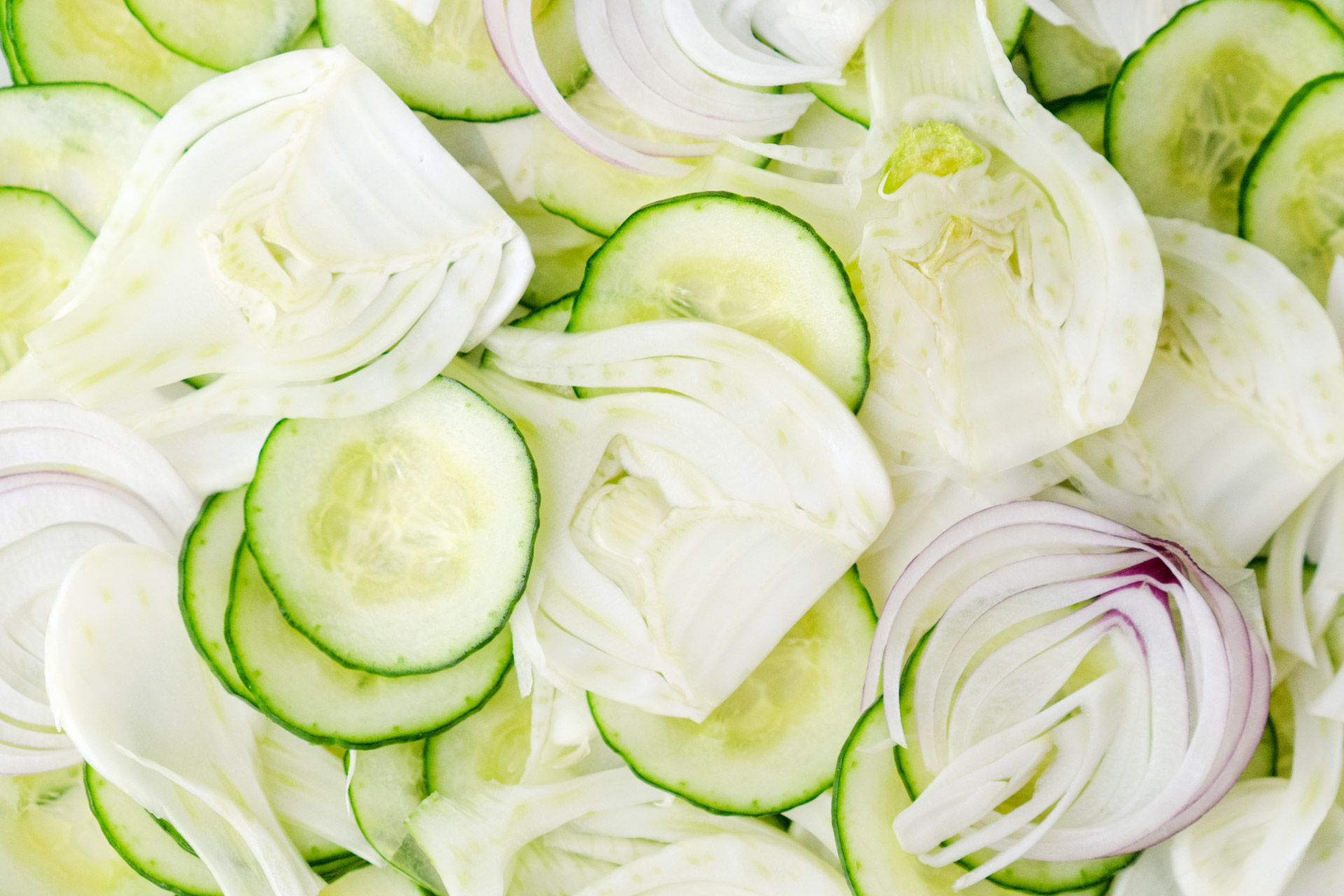 Salat mit Fenchel, Gurke, Dill und würzigem Zitronendressing