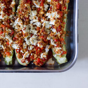 Gefüllte Zucchini mit Sojaschnetzeln, Tomaten, Paprika und Feta