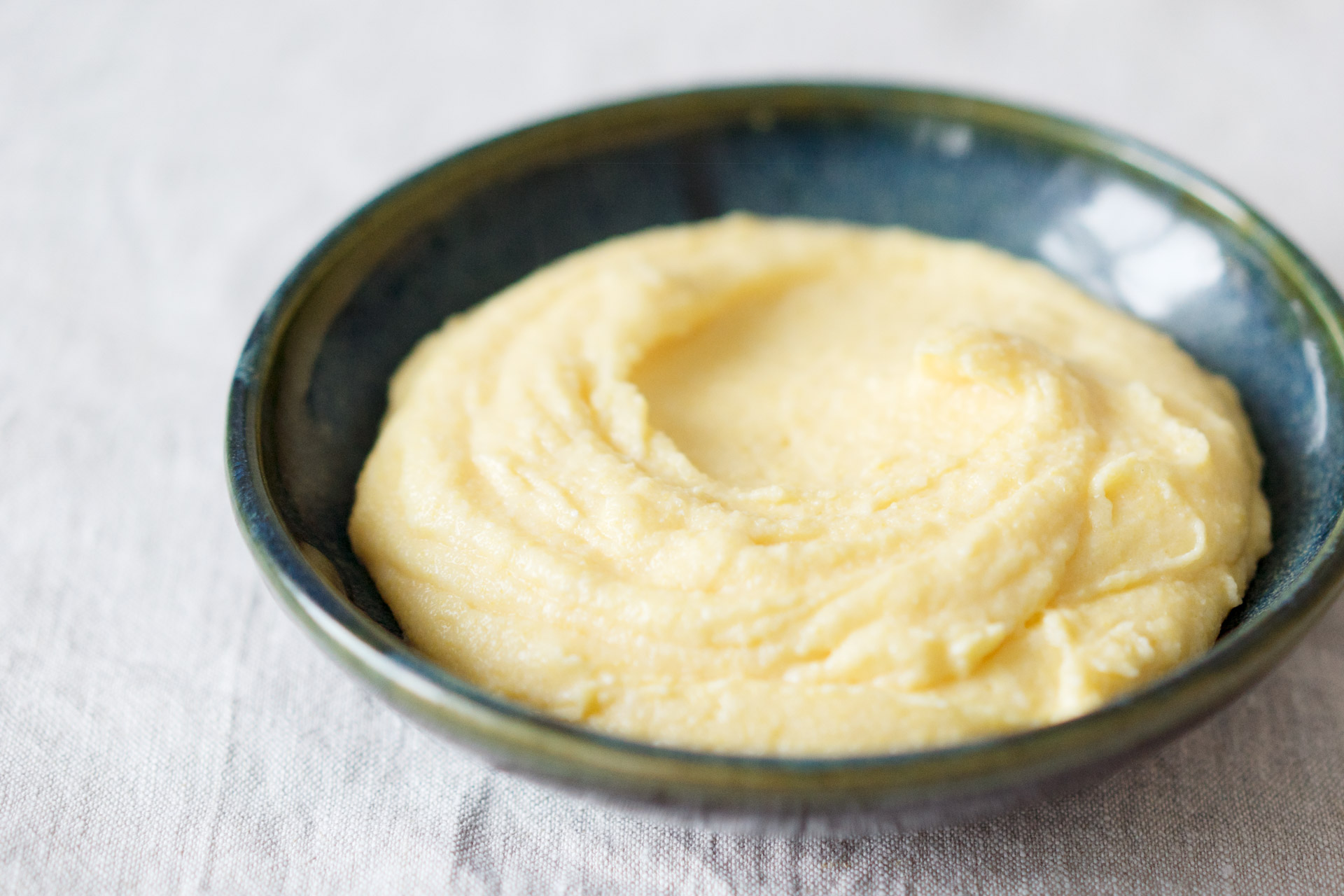 Polenta mit gerösteten Weintrauben und Tomaten, Parmesan und Parmaschinken