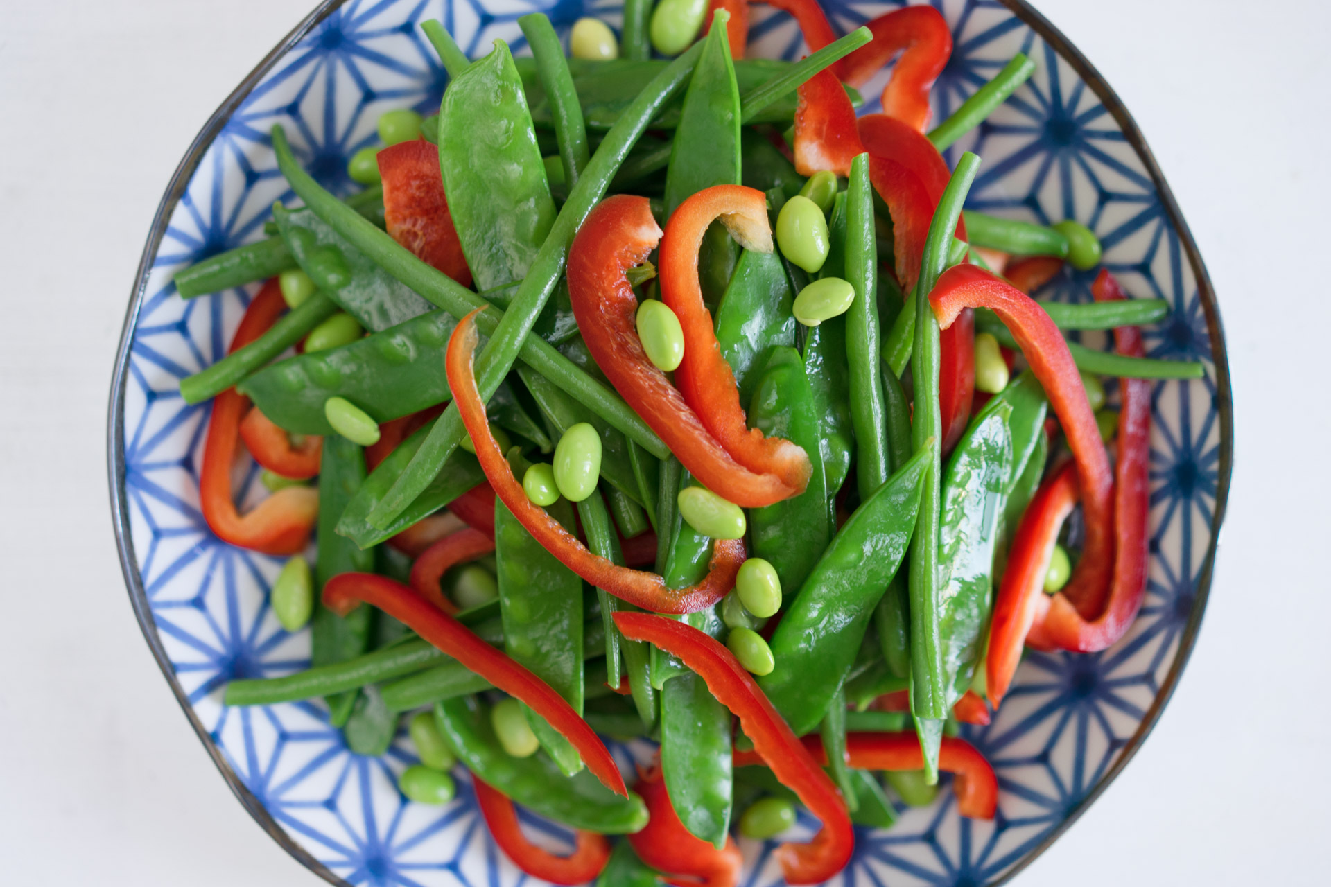 Salat mit grünen Bohnen, Zuckerschoten, Edamame und Sesam