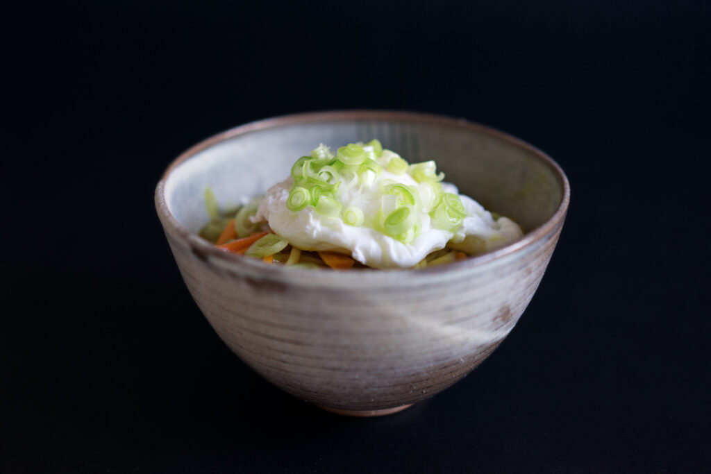 Japanisches Curry mit Udon-Nudeln und pochiertem Ei - Kare Udon