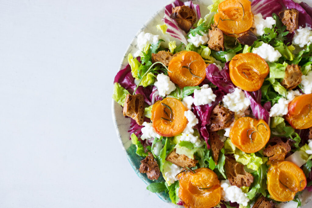 Salat mit gerösteten Aprikosen, körnigem Frischkäse und Zitronen-Vinaigrette
