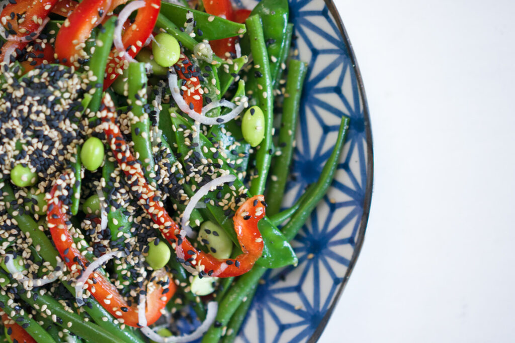 Salat mit grünen Bohnen, Zuckerschoten, Edamame und Sesam