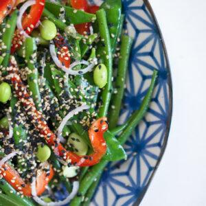Salat mit grünen Bohnen, Zuckerschoten, Edamame und Sesam