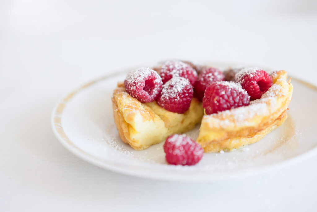 Vanillepudding aus dem Ofen mit frischen Himbeeren - Far Breton