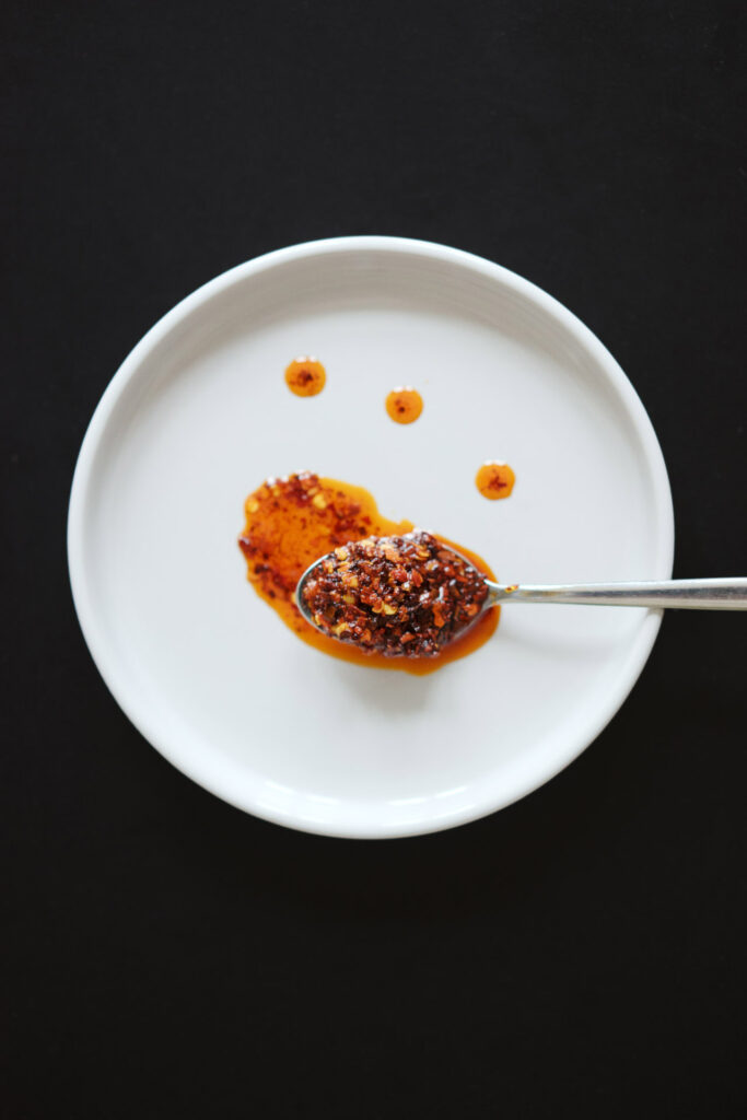 Chinesisches Chiliöl mit Szechuanpfeffer, Sternanis und Zimt