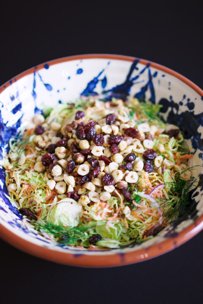 Krautsalat mit Rosenkohl, Cranberries, Haselnüssen und Joghurt-Dressing