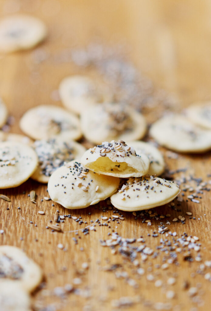 Cracker mit Sesam, Fenchelsamen, Mohn und Meersalz