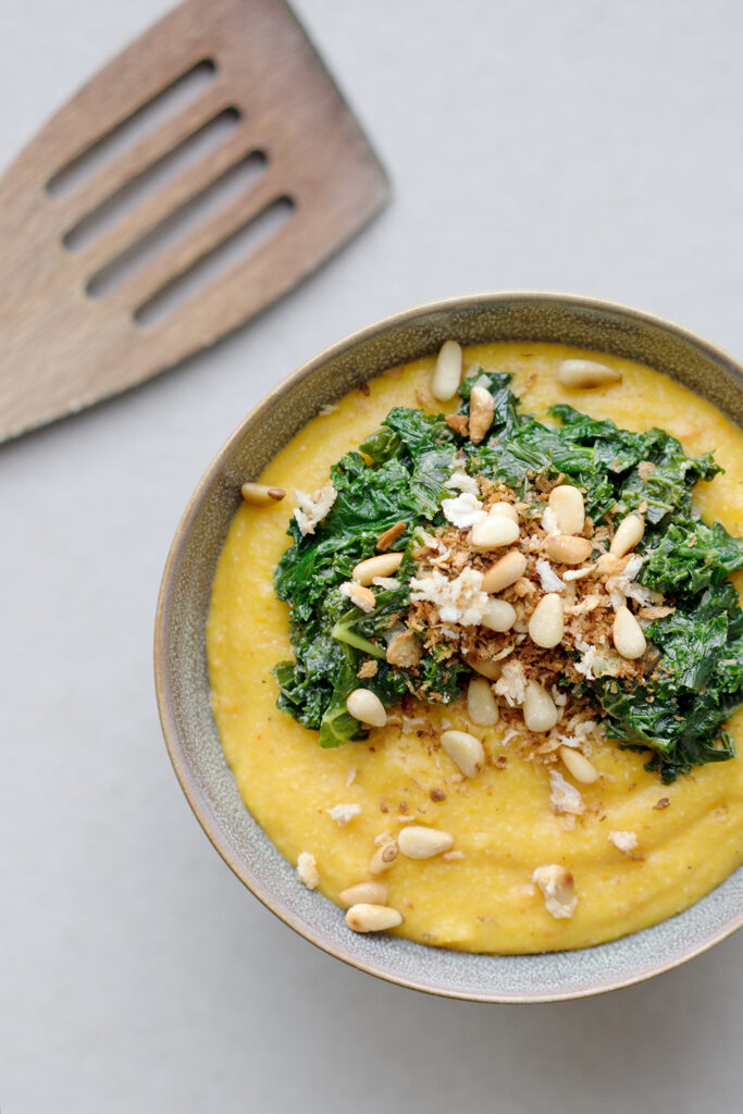 Cremige Kürbis-Polenta mit Grünkohl und Knusper-Topping