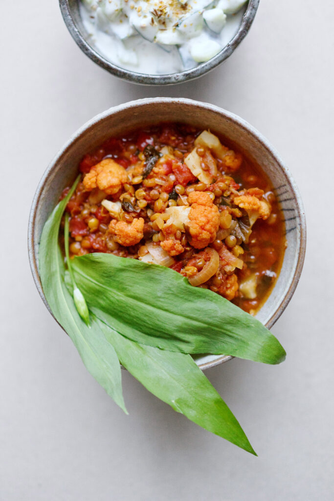 Dal mit Linsen, Blumenkohl, Bärlauch und Raita